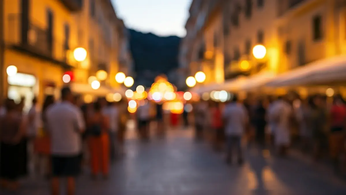 Imagen genérica de un festival cultural en una plaza mediterránea con gente y decoraciones.