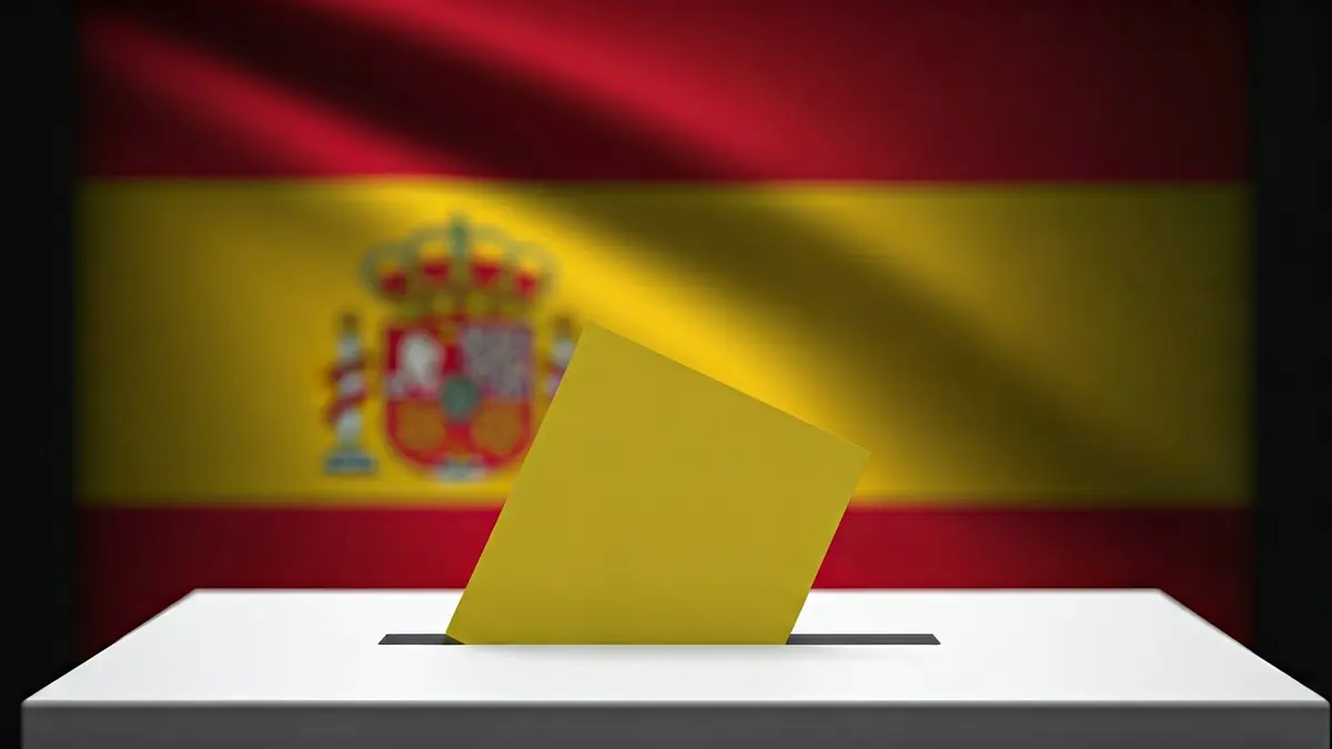 Imagen genérica de una urna electoral con la bandera de Andalucía de fondo.