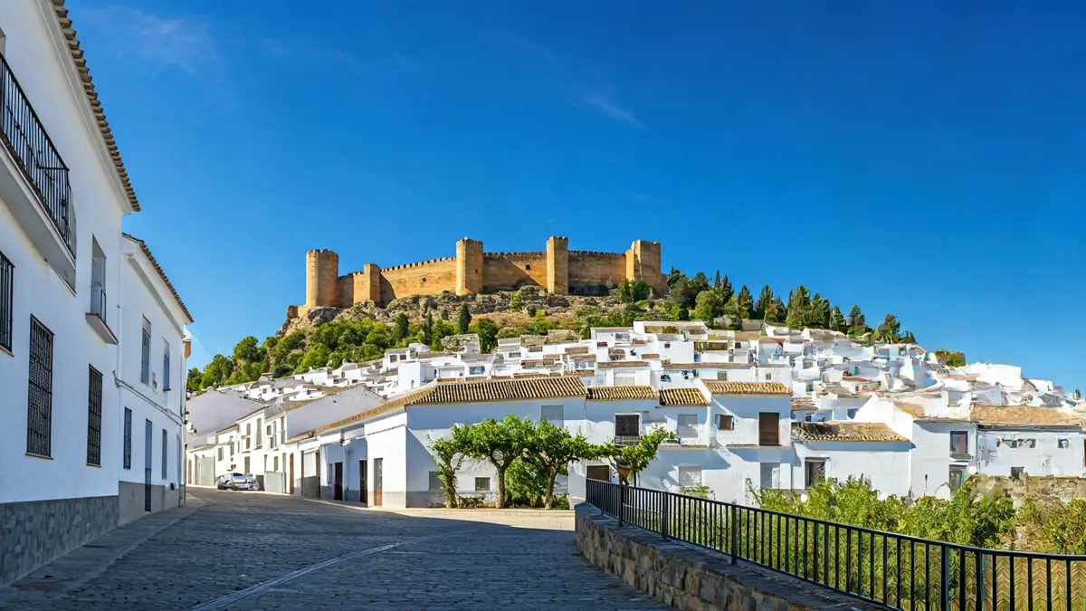 Vista panorámica del municipio de Moclín, con sus casas blancas y el castillo histórico.