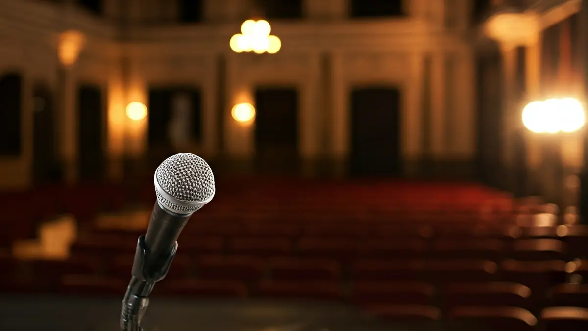 Imagen genérica de un atril con micrófono en un evento político.
