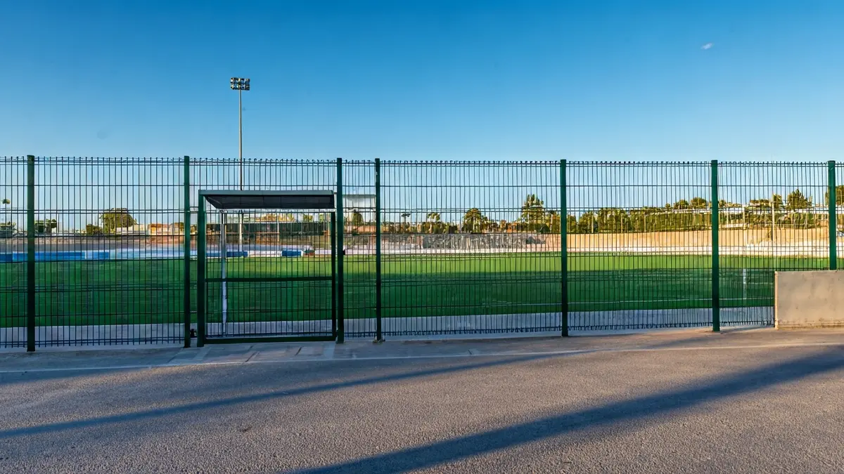 Imagen de la renovación del ambigú en el campo de fútbol de San Isidro en Níjar.