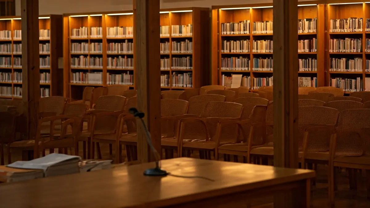 Imagen genérica de una sala de presentaciones literarias con un ambiente acogedor.