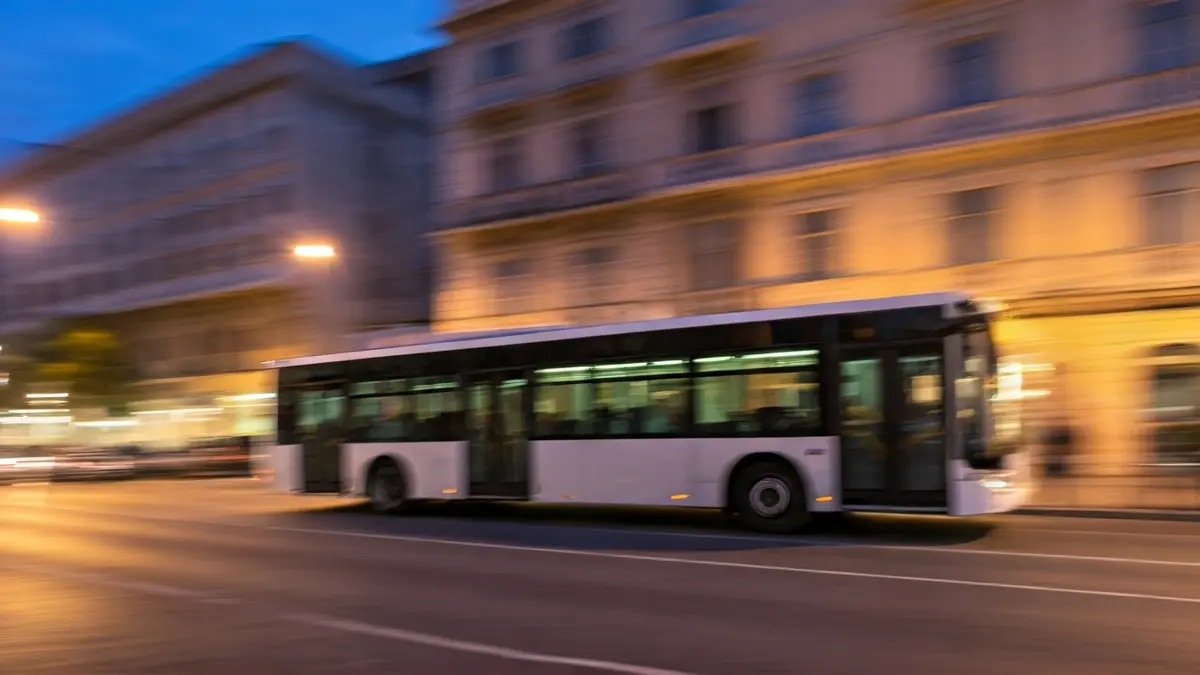 Imagen genérica de un autobús urbano en Sevilla al atardecer.