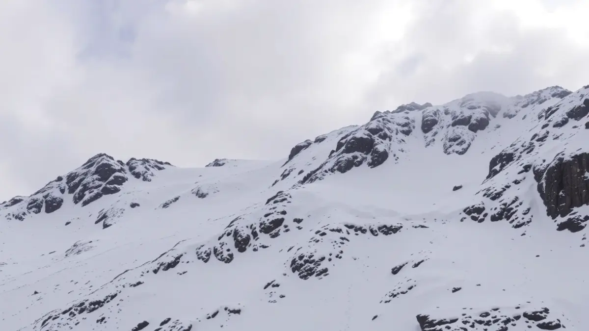 Imagen de un paisaje montañoso nevado con riesgo de desprendimientos.