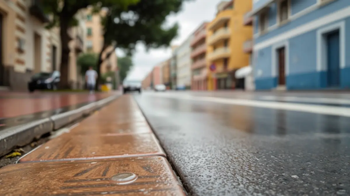 Imagen genérica de una calle de Vélez-Málaga en un día nublado con lluvia ligera.