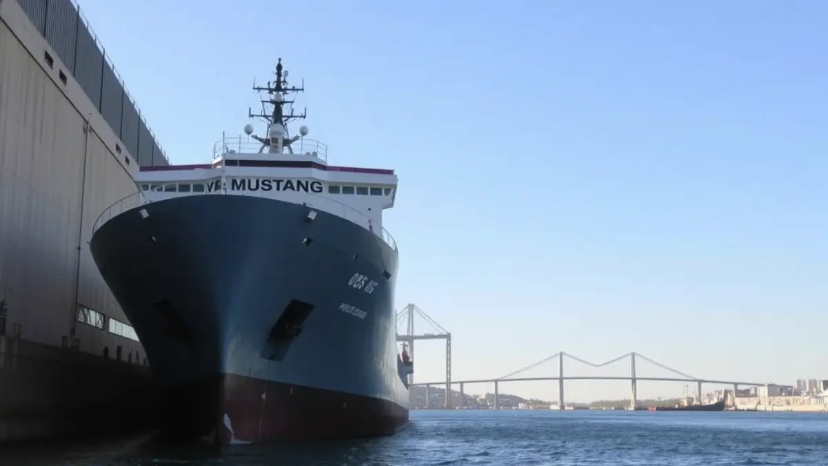 Buque 'VB Mustang' entrando en Navantia con el Puente Carranza elevado.