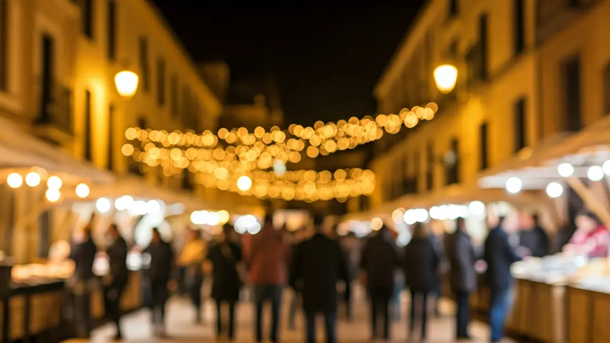 Imagen genérica de un mercadillo nocturno en una plaza andaluza.