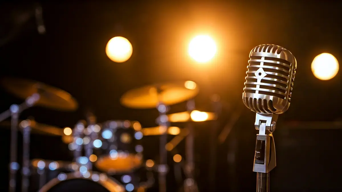 Imagen genérica de un micrófono en un escenario de concierto de rock.