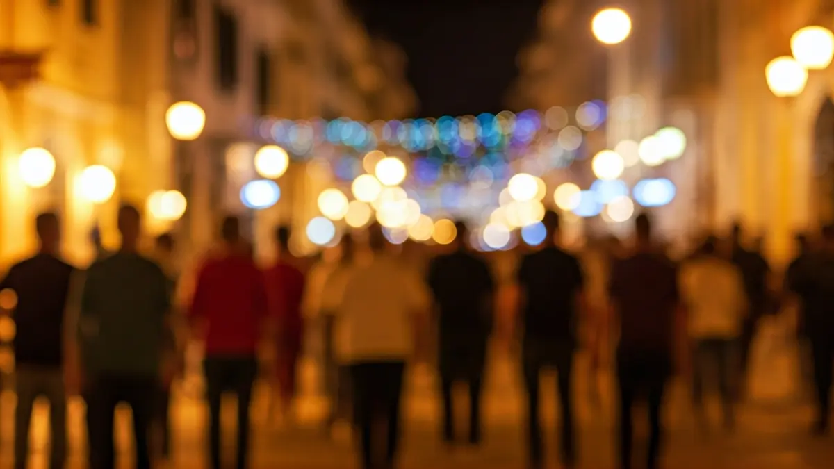 Imagen de ambiente festivo nocturno en una calle mediterránea.