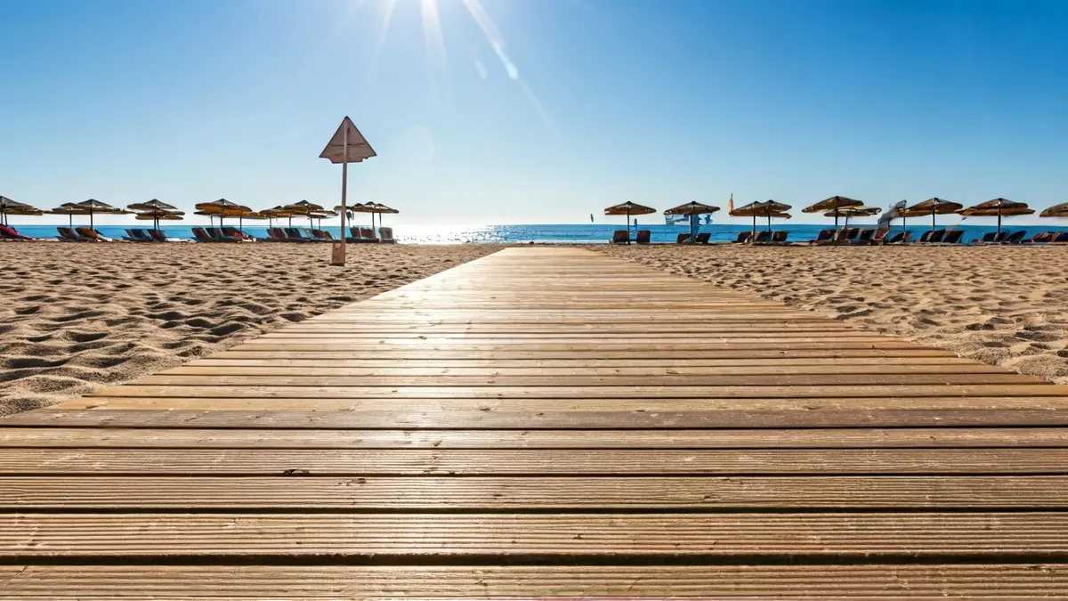 Imagen de una pasarela sostenible en una playa de Roquetas de Mar.
