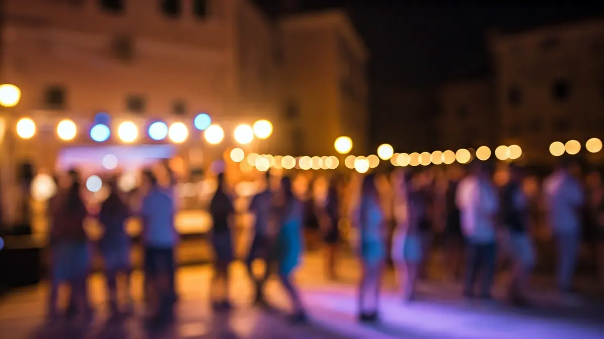 Imagen de una fiesta de verano con luces y gente bailando.