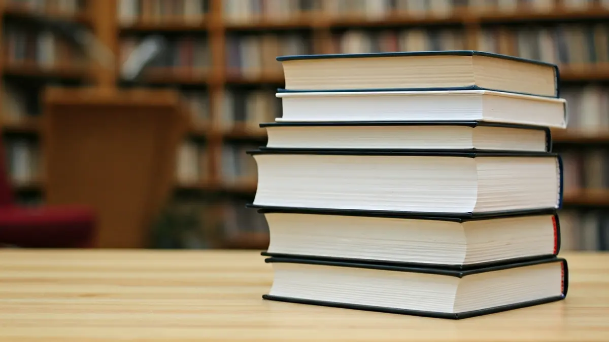 Imagen genérica de libros y un ambiente de lectura, simbolizando el Día del Libro.