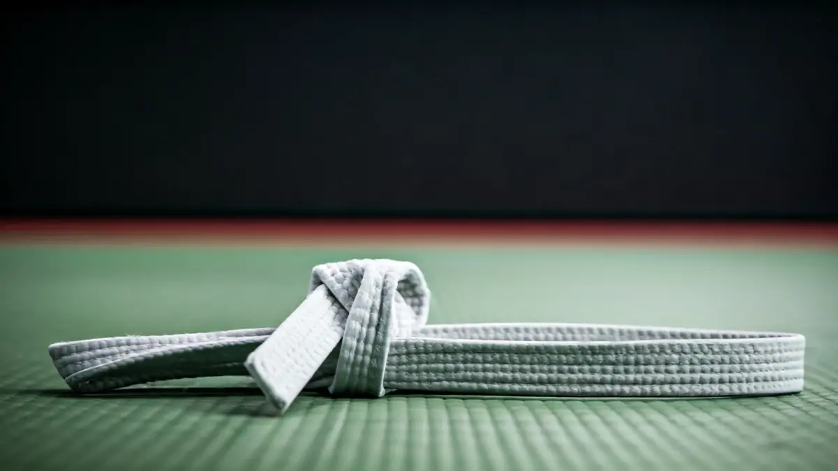 Imagen genérica de un cinturón de judo atado sobre un tatami.