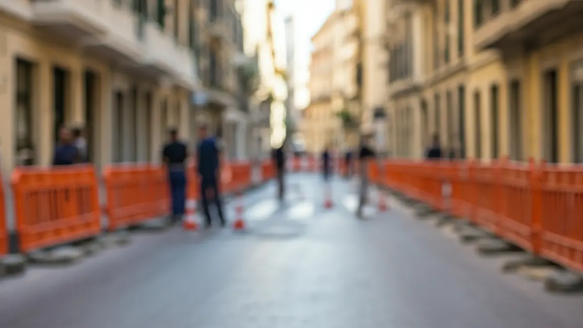 Imagen genérica de obras en una calle urbana con barreras de construcción.