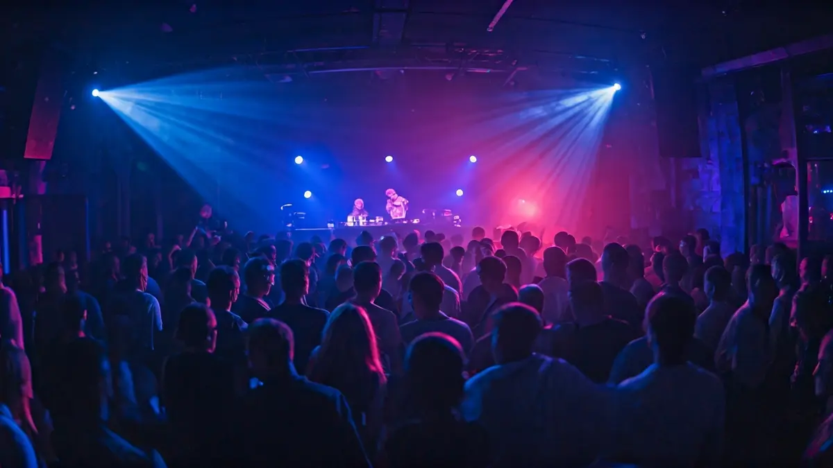 Imagen genérica de una discoteca con luces de colores y gente bailando.