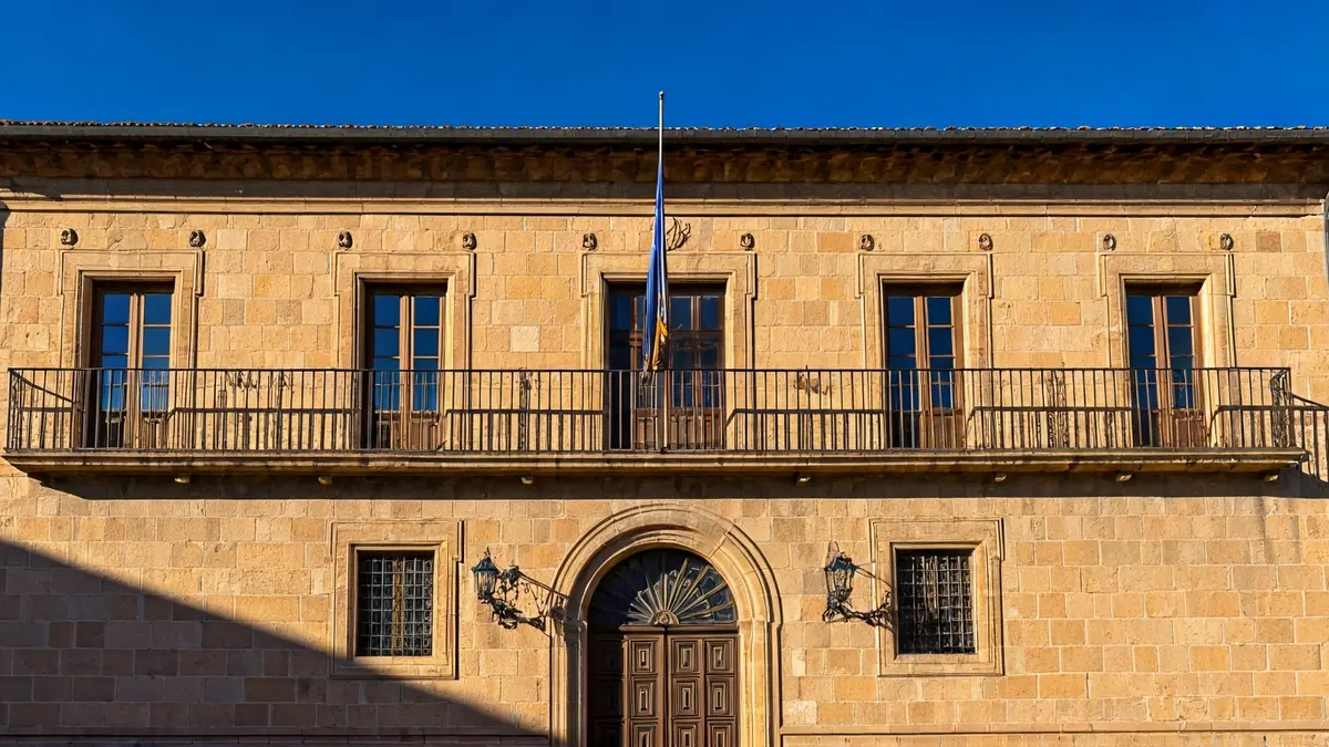 Fachada del ayuntamiento de Tabernas bajo el sol de la tarde