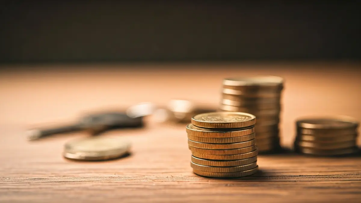 Imagen genérica de monedas y llaves, simbolizando la economía y la vivienda.