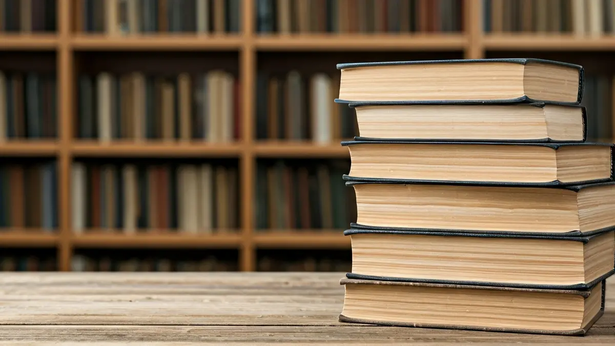 Imagen genérica de libros antiguos en una biblioteca, simbolizando la investigación histórica.