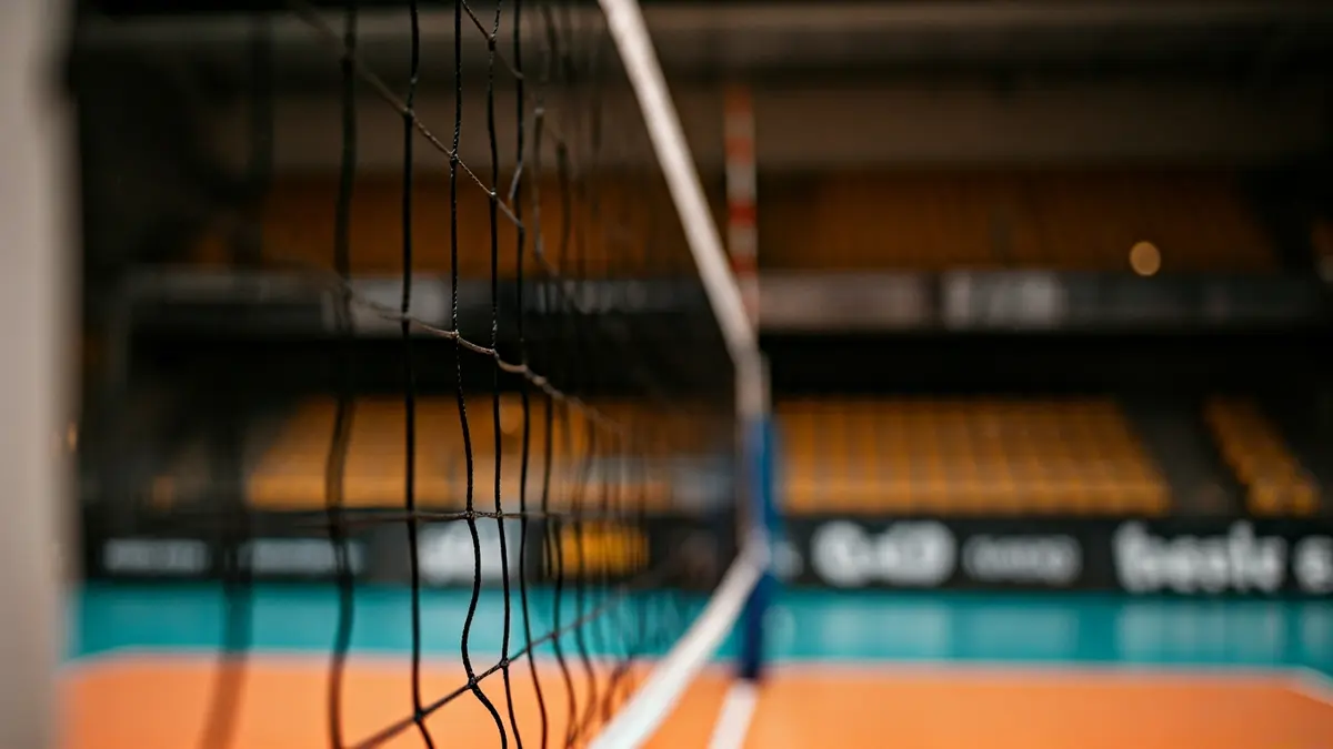 Imagen genérica de una red de voleibol en un pabellón deportivo.