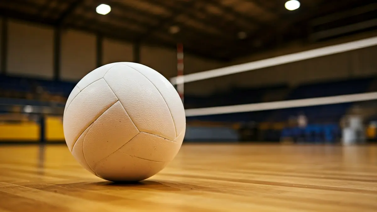 Imagen genérica de un balón de voleibol en una cancha.