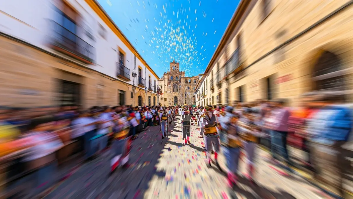 Imagen de una romería tradicional en un pueblo andaluz, con gente disfrazada y desfiles.