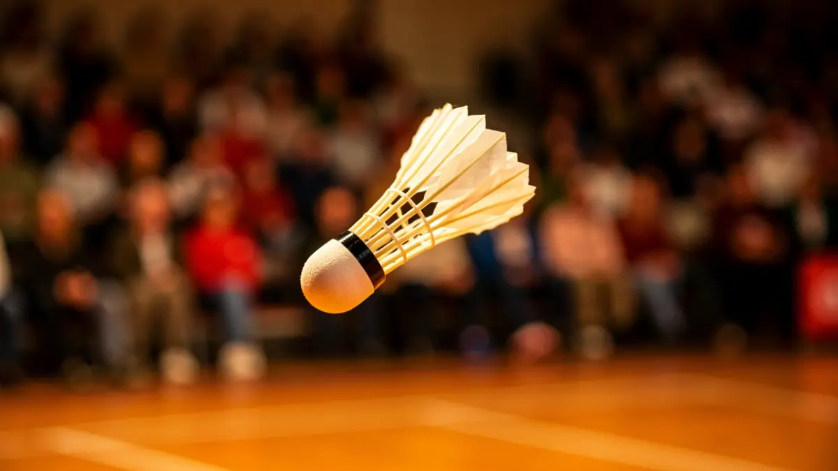 Imagen genérica de un volante de bádminton en pleno vuelo sobre una pista.