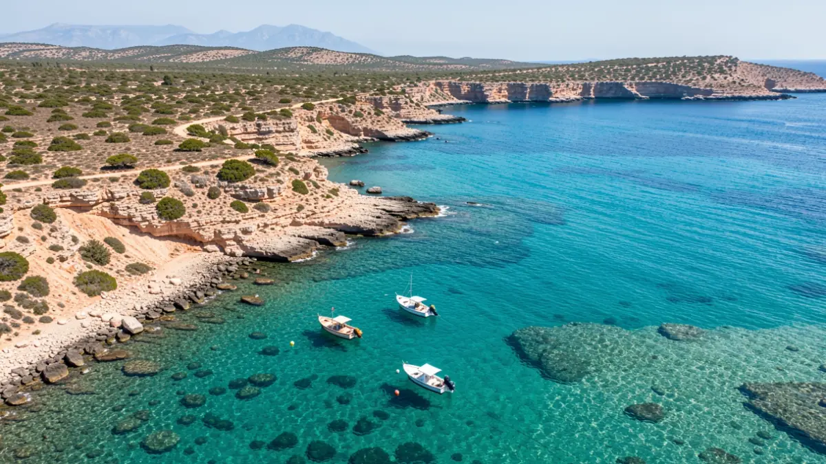 Imagen aérea de la costa del Parque Natural Cabo de Gata-Níjar con aguas cristalinas y boyas de señalización.