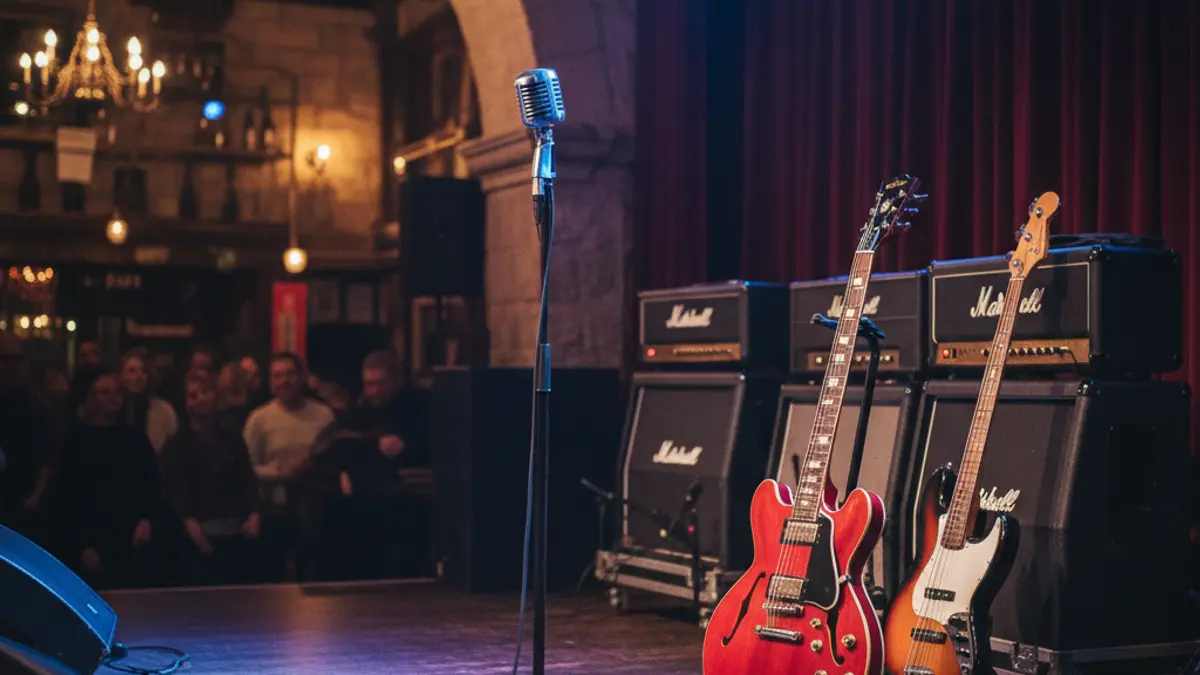 Imagen genérica de un escenario de concierto de blues con instrumentos y luces.