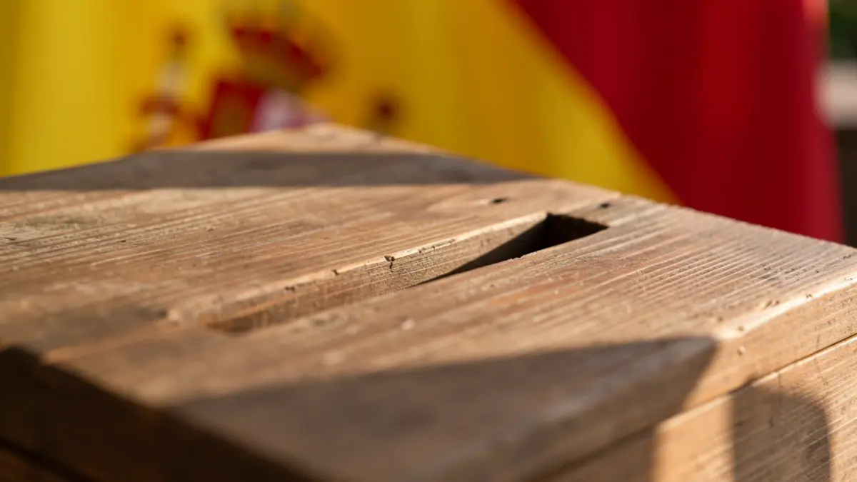 Urna electoral andaluza con luz de tarde.