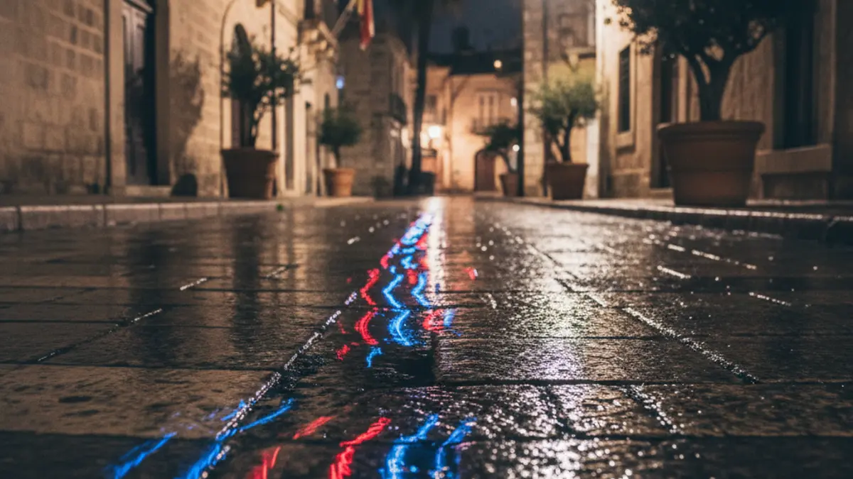 Imagen genérica de luces de emergencia de la policía reflejadas en el asfalto mojado.