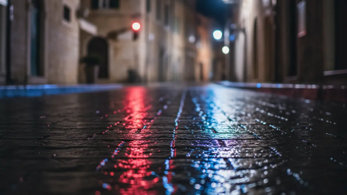Imagen genérica de luces de emergencia reflejadas en el asfalto mojado por la noche.