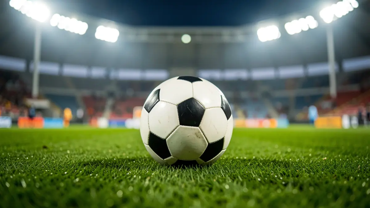 Imagen genérica de un balón de fútbol en un campo.