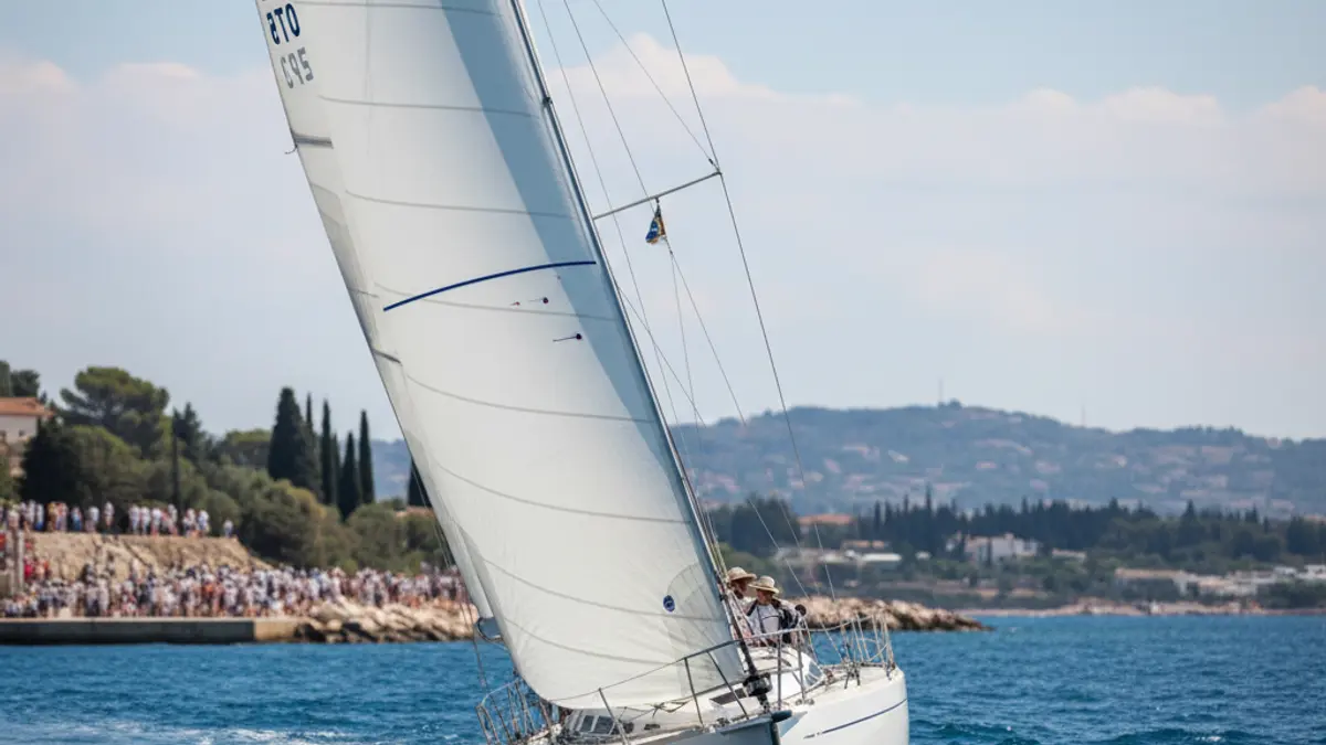 Imagen genérica de un velero navegando en una regata.