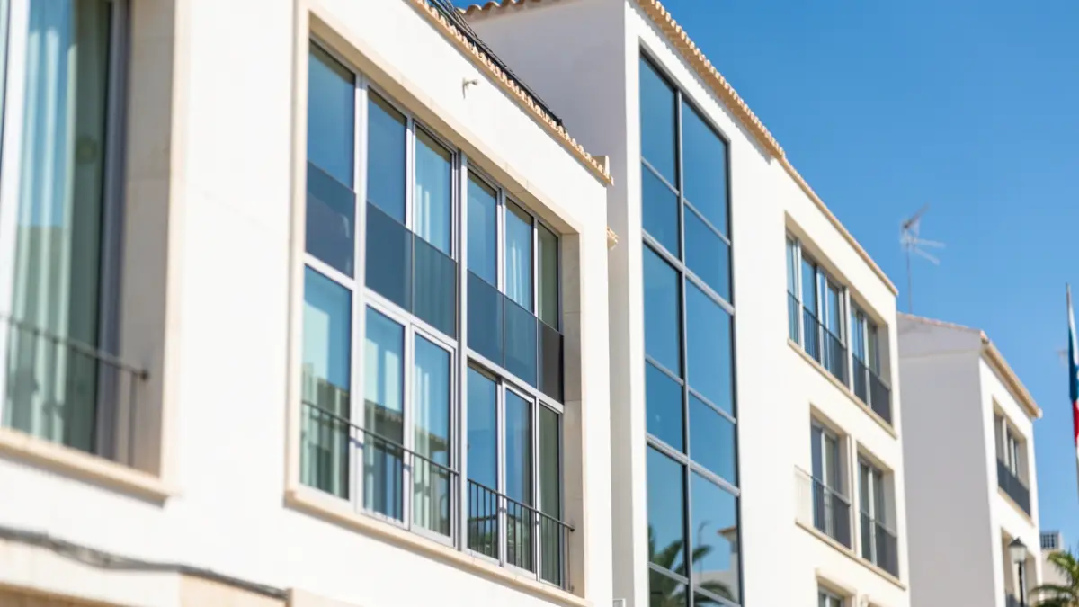 Fachada de un edificio de oficinas moderno en Andalucía.