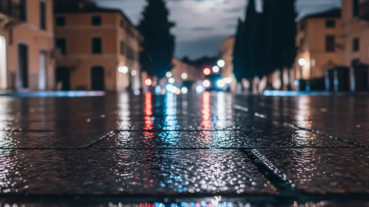 Imagen genérica de luces de emergencia reflejadas en el asfalto mojado.