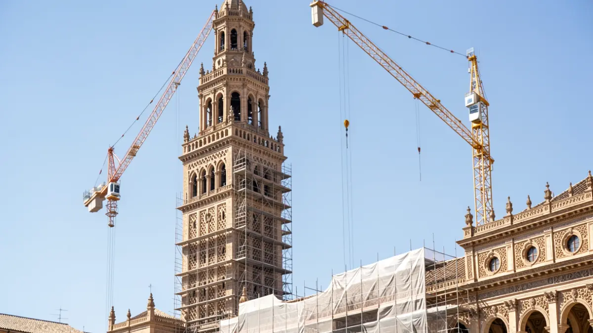 Grúas de construcción junto a la Giralda de Sevilla durante las obras de restauración del Remate Renacentista.