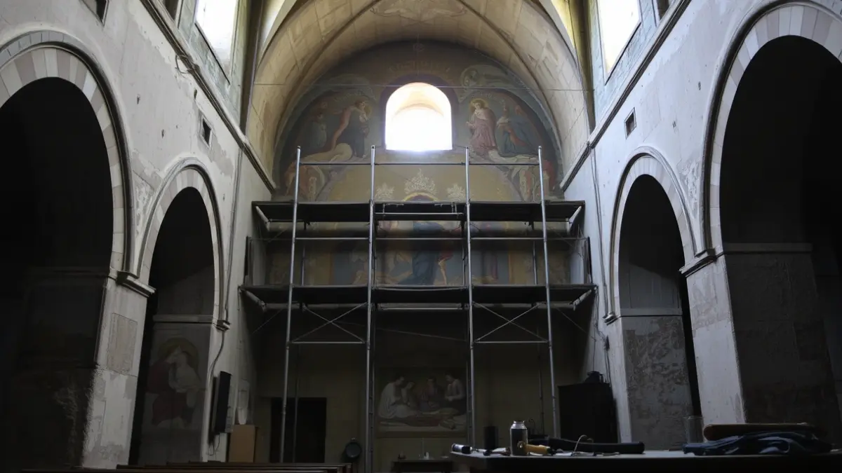 Image of the Main Chapel of San Lorenzo church in Úbeda during its restoration.