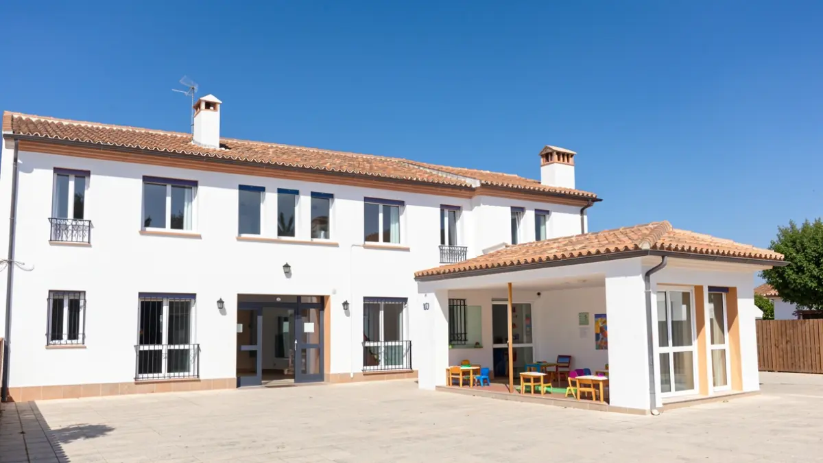 Fachada de un colegio con un nuevo edificio de Educación Infantil en Archidona.