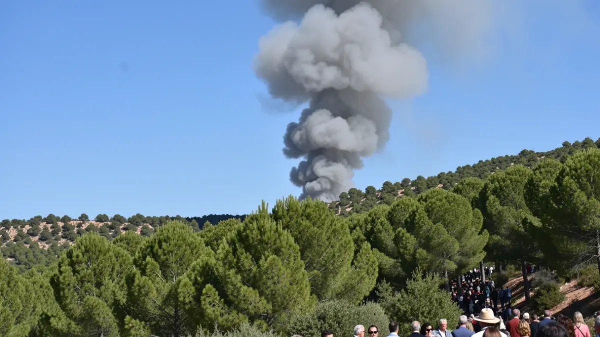 Generic image of a column of smoke over a forest hillside in Andalucía.