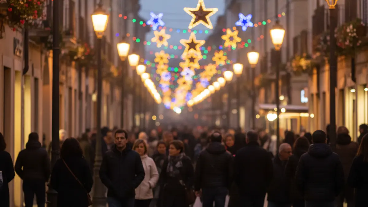 Imagen genérica de una calle festiva en un pueblo andaluz durante una feria, con luces y ambiente animado.