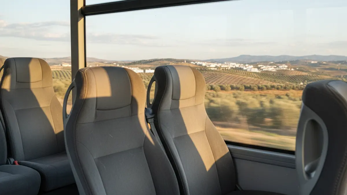 Imagen genérica de un autobús moderno en una ruta rural.