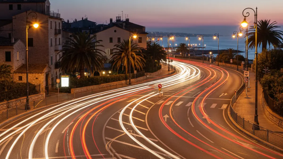 Imagen genérica de una carretera con tráfico en una zona costera.