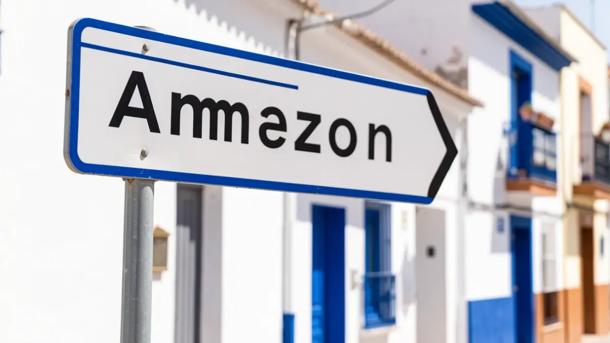 Señal de calle en Almería con el nombre 'Amazon' parcialmente visible, indicando una calle difícil de encontrar.