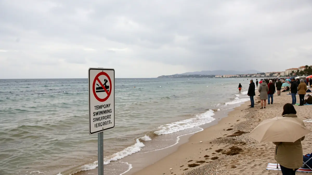 Imagen genérica de una playa con señal de prohibido el baño.