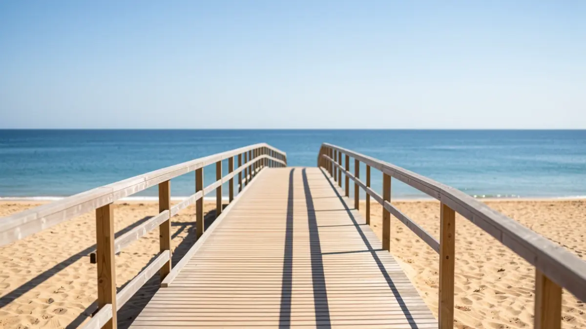Nueva pasarela peatonal que une las playas de Castell de Ferro y Cambriles en la costa de Granada.