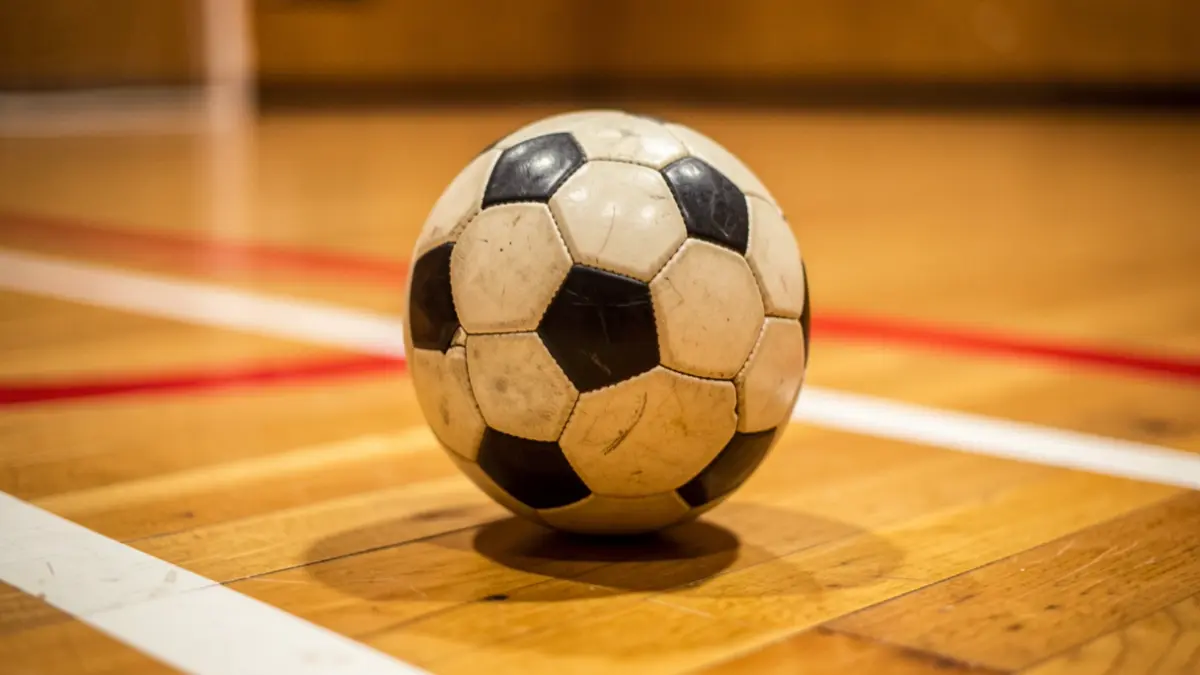 Imagen genérica de un balón de fútbol sala sobre una cancha.