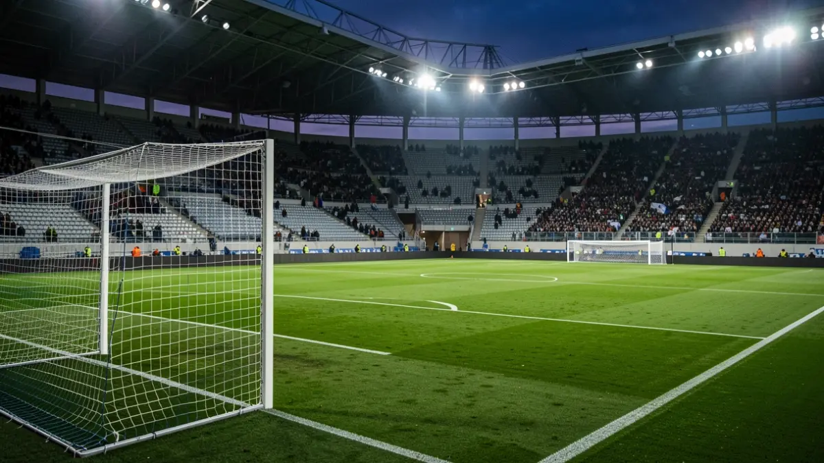 Imagen genérica de un estadio de fútbol vacío al atardecer.