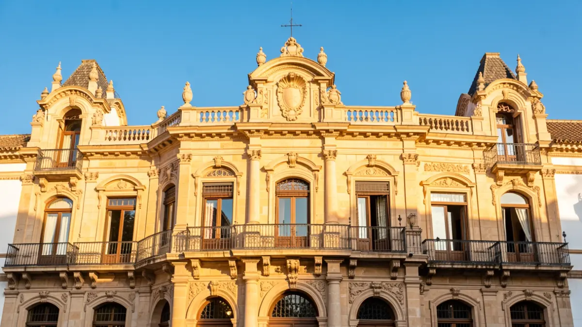 Fachada del Ayuntamiento de Granada durante las fiestas del Corpus.