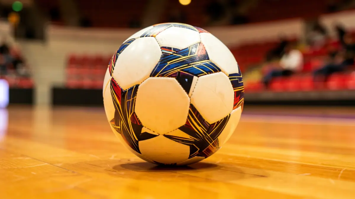 Imagen genérica de un balón de fútbol sala en una pista deportiva.