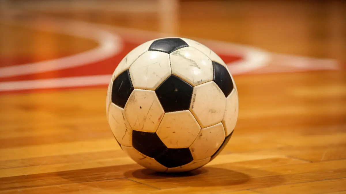 Imagen genérica de un balón de fútbol sala sobre una cancha.